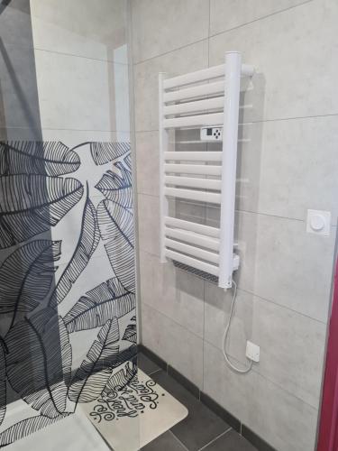 bagno con doccia e parete in vetro di Studio à la campagne sans vis à vis a Boulin