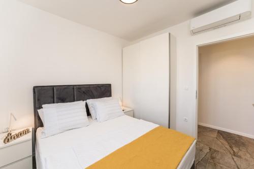 Giường trong phòng chung tại Deluxe Apartment Cigit
