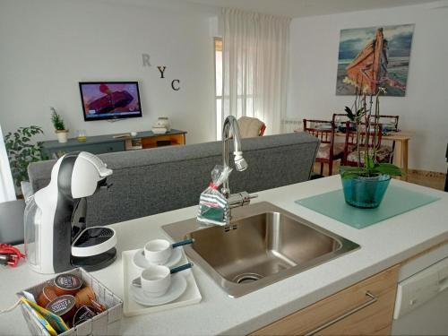 A kitchen or kitchenette at Apartamento R Y C