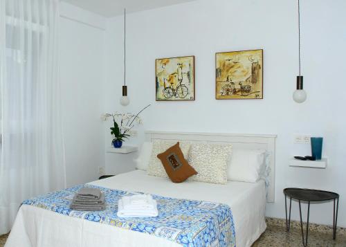 - une chambre blanche avec un lit et un oreiller dans l'établissement Apartamento R Y C, à Avilés