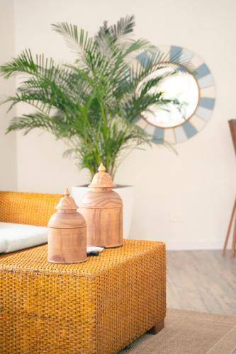 a table with two wooden containers on top of it at Quinta del Mar El Paraiso in Tolú