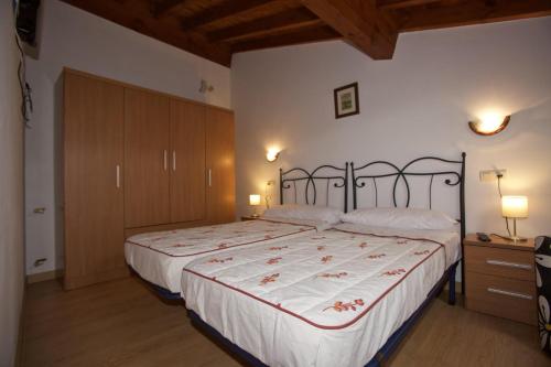 1 Schlafzimmer mit 2 Betten und einer Kommode in der Unterkunft Casa Criseva II in Avín