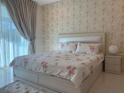 una camera da letto con un letto e carta da parati floreale rosa di Omari Marina Island Homestay Lumut a Lumut