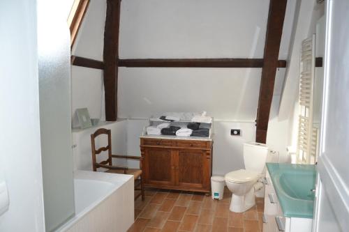 La salle de bains est pourvue de toilettes et d'un lavabo. dans l'établissement Les Trauchandieres de Saint Malo, à Saint-Jouan-des-Guérets