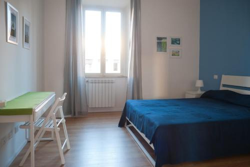 1 dormitorio con cama, escritorio y ventana en Welcome Friends, en Roma