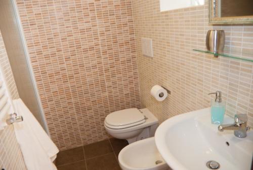 uma casa de banho com um WC e um lavatório em Welcome Friends em Roma