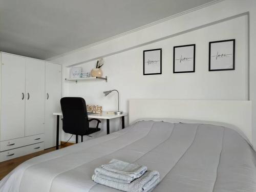 een witte slaapkamer met een bed en een bureau bij Acropolis 360 in Athene