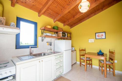 Η κουζίνα ή μικρή κουζίνα στο THIRES Guesthouse