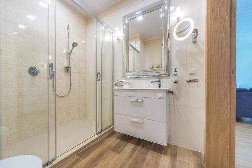 łazienka z prysznicem i umywalką w obiekcie Pomorskie Apartamenty Bernadowska Green Deluxe w mieście Gdynia