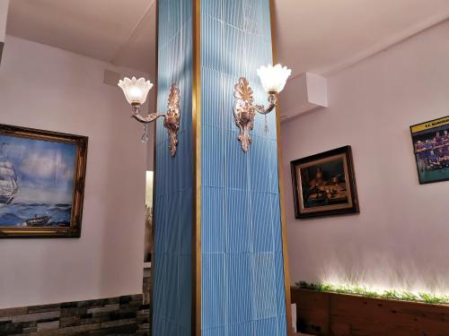 un corridoio con due luci su un muro di Barcelona CoronaHostal a Badalona