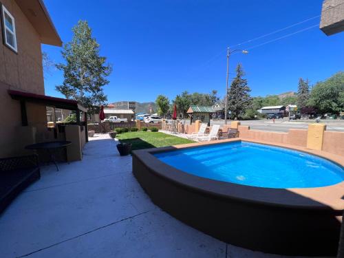 Piscina de la sau aproape de Adobe Inn Durango