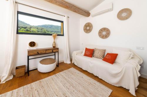 uma sala de estar com um sofá e uma janela em Côté vignes cassis em Cassis