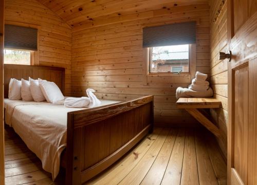 1 dormitorio con 1 cama en una cabaña de madera en Cherry Hill Park en College Park