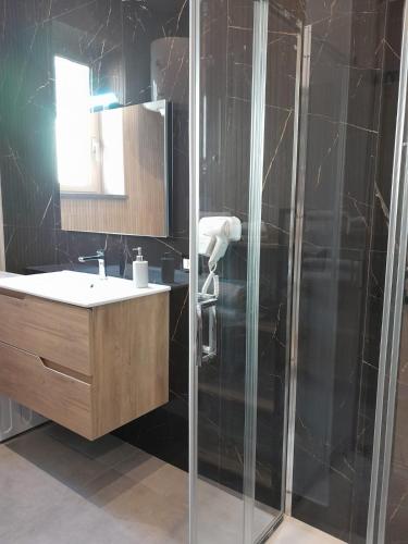 Bilik mandi di BAARIA House Hotel