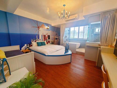 una camera da letto con un letto grande e una vasca da bagno di 輕森嶼 a Tainan