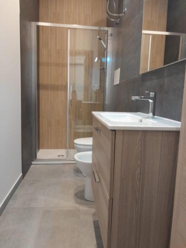 Bilik mandi di BAARIA House Hotel