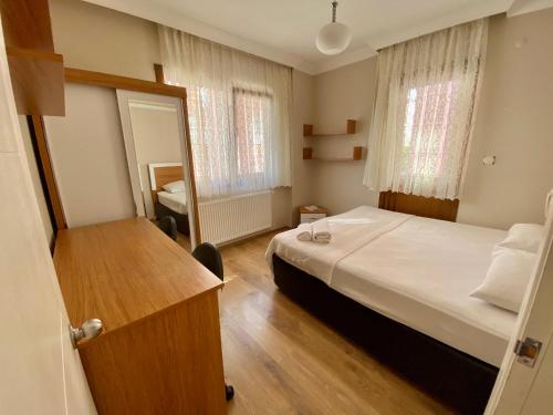 Habitación de hotel con cama y espejo en Mazlum Apart, en Trabzon