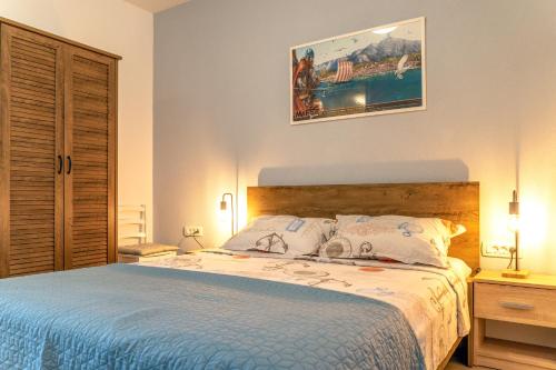une chambre avec un lit avec une couette bleue dans l'établissement Apartment Arya, à Makarska