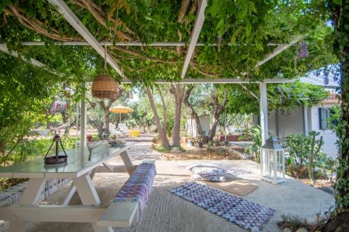 Κήπος έξω από το THIRES Guesthouse
