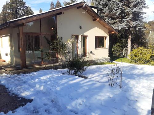 una casa con nieve delante en Hermosa casa de campo llena de vida en San Carlos de Bariloche