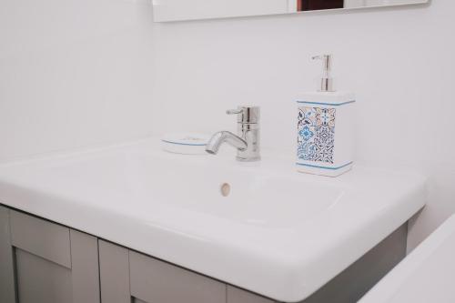 lavabo con 2 grifos en la encimera en Alma 28, en Los Cancajos