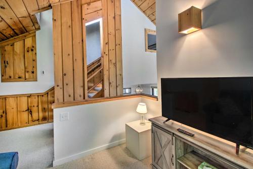 Una sala de estar con un televisor de pantalla plana grande. en Cozy Lincoln Condo about 1 Mi to Loon Mountain!, en Lincoln