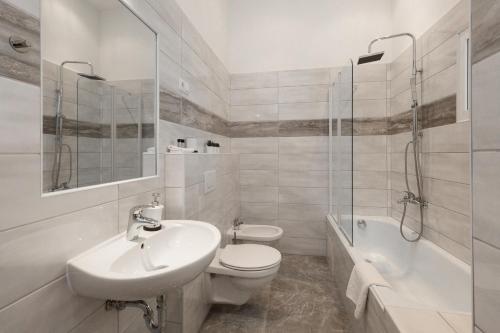 Kúpeľňa v ubytovaní City Center Dream Home 2BR/2Bath