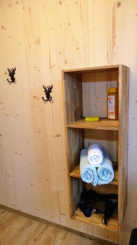 a bathroom with some towels in a room at WaldBlick im Happy Allgäu - Wohnung mit großer Dachterrasse in Leutkirch im Allgäu