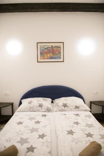 a bedroom with a bed with stars on it at Vikendica Lohovo in Bihać