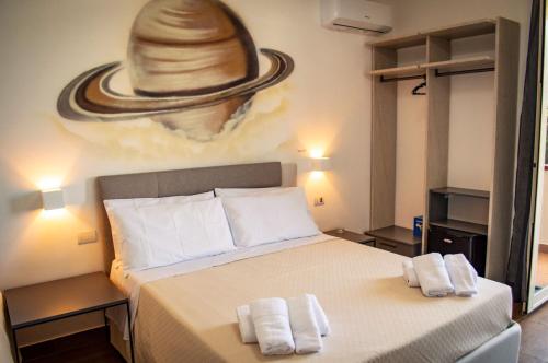 Кровать или кровати в номере KOSMOS B&B