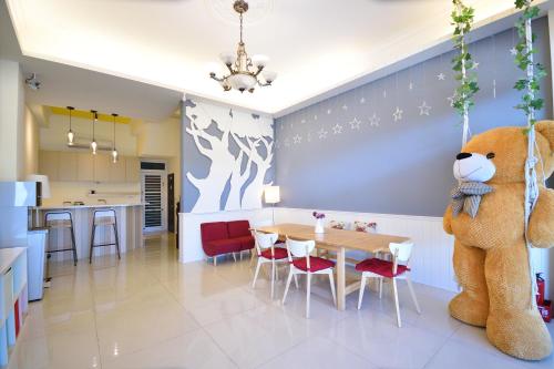 台东开封小栈民宿-二馆的前景餐厅,有大泰迪熊