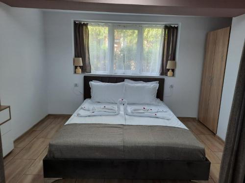 Un pat sau paturi într-o cameră la Апартаменти за гости ,,Тракия''