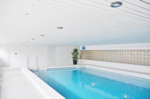 a swimming pool in a building with a swimming pool at Dünenrose Seegras Nr 41 in Norderney