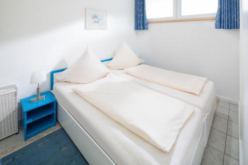 two twin beds in a room with a window at Iderhoff Iderhoff 45 in Norderney