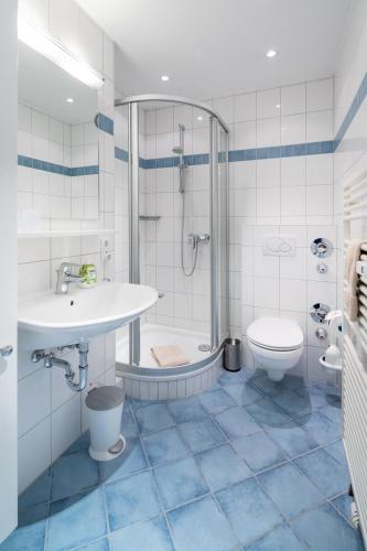 ein Badezimmer mit Waschbecken, Dusche und Toilette in der Unterkunft Iderhoff Iderhoff 45 in Norderney
