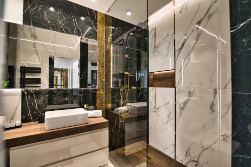 łazienka z prysznicem i umywalką w obiekcie Boutique 78 by Housine w Zatorze