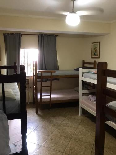 a room with two bunk beds and a window at Maydã in Praia Grande