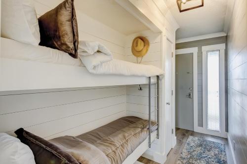 Ένα ή περισσότερα κρεβάτια σε δωμάτιο στο Sea Cabin 121-B