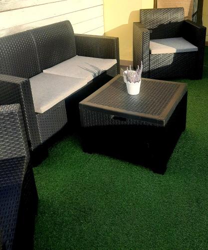 a room with two wicker chairs and a coffee table at POMPEI VESEVUS APARTAMENT in Boscotrecase