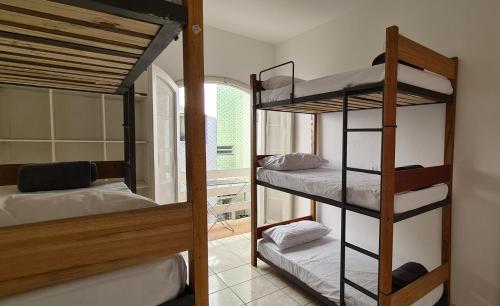 Katil dua tingkat atau katil-katil dua tingkat dalam bilik di Hostel Praia 102
