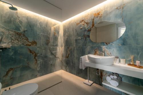 Vannituba majutusasutuses Beachfront Villa Erce with private 40sqm heated pool, a Gym, 7 en-suite bedrooms, a rooftop terrace, 2 living areas