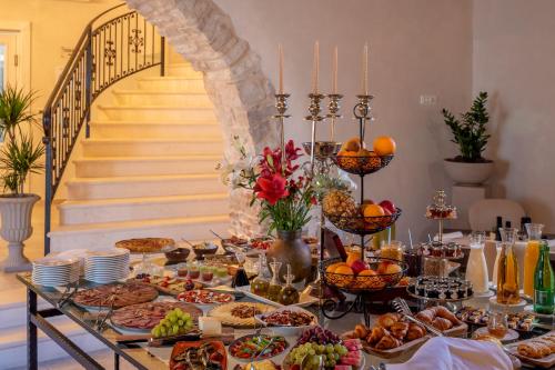 普契什查Puteus Palace Heritage Hotel的楼梯前桌子上摆放着自助餐。