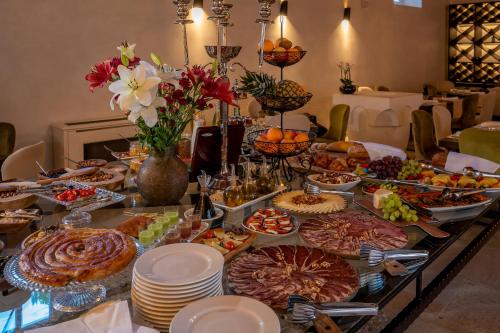 普契什查Puteus Palace Heritage Hotel的桌子上摆满了各种食物