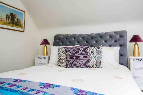 Een bed of bedden in een kamer bij Kingfisher Riverside Retreat
