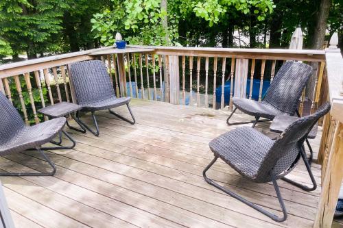 Μπαλκόνι ή βεράντα στο Rapid City Cottage with Deck quarter Mi to Torch Lake!