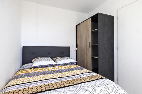sypialnia z łóżkiem z czarnym zagłówkiem w obiekcie LE COOL LEVEL w mieście Chalon-sur-Saône