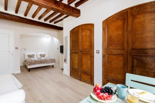 - un salon avec une table et une corbeille de fruits dans l'établissement Panisse YourHostHelper, à Cannes