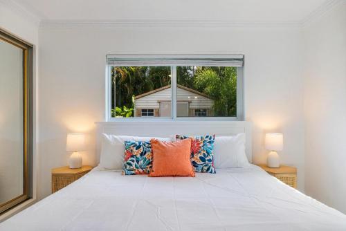 Katil atau katil-katil dalam bilik di Trendy 3-bedroom villa with saltwater pool and yard