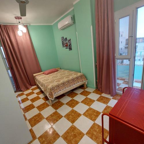 מיטה או מיטות בחדר ב-Coral flat with 2 bedrooms and 3 balconies .