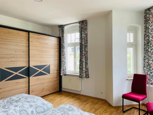 Tempat tidur dalam kamar di "Glück auf" Lichtdurchflutete schicke Ferienwohnung in Zwickau